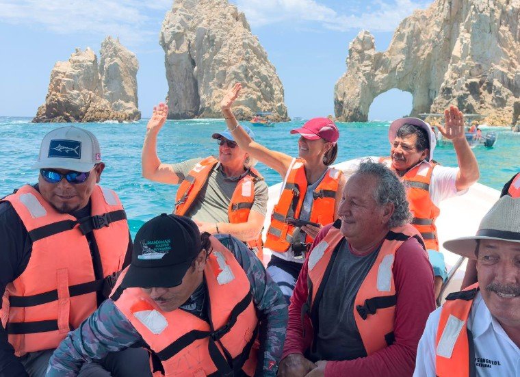 Presidenta en el Arco de Los Cabos