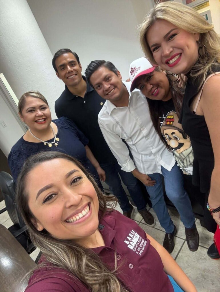 Los regidores muy sonrientes con la edil bautizada como Chapo Regidora
